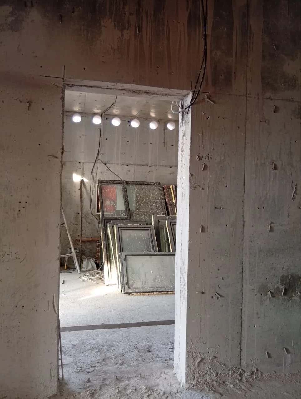 Beton devorda eshik o‘rni